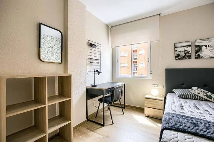 Dormitorio con escritorio y estantería en Explorador Andrés, 39