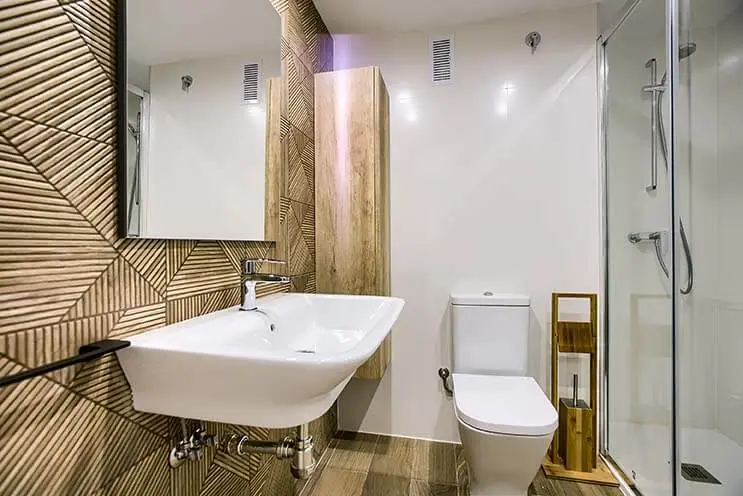 Baño reformado con revestimiento de madera