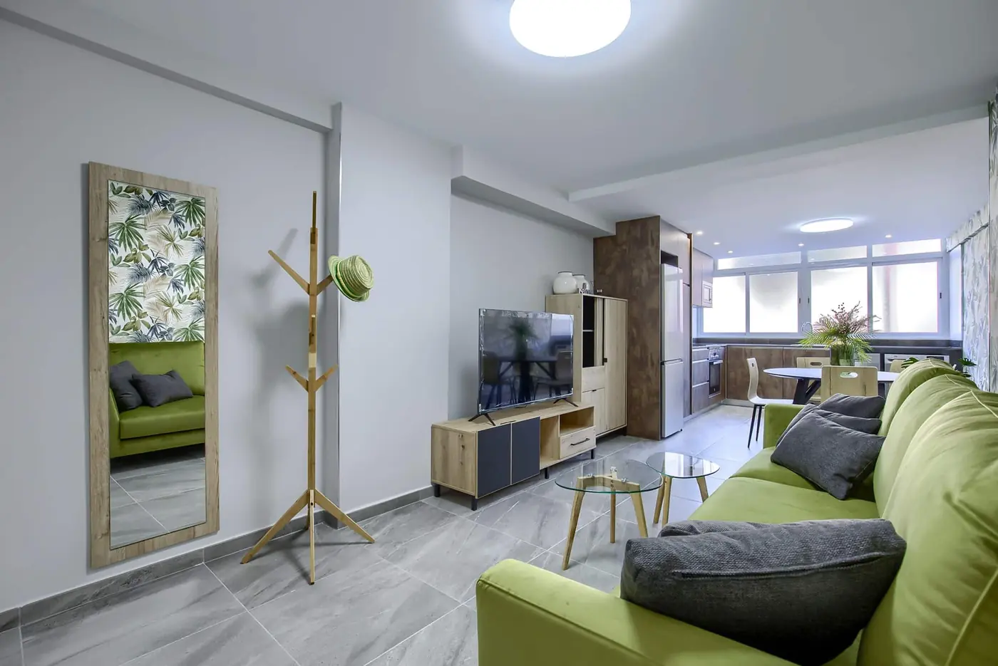 Salón luminoso con sofá verde y comedor en la vivienda de Músico Ginés, 29